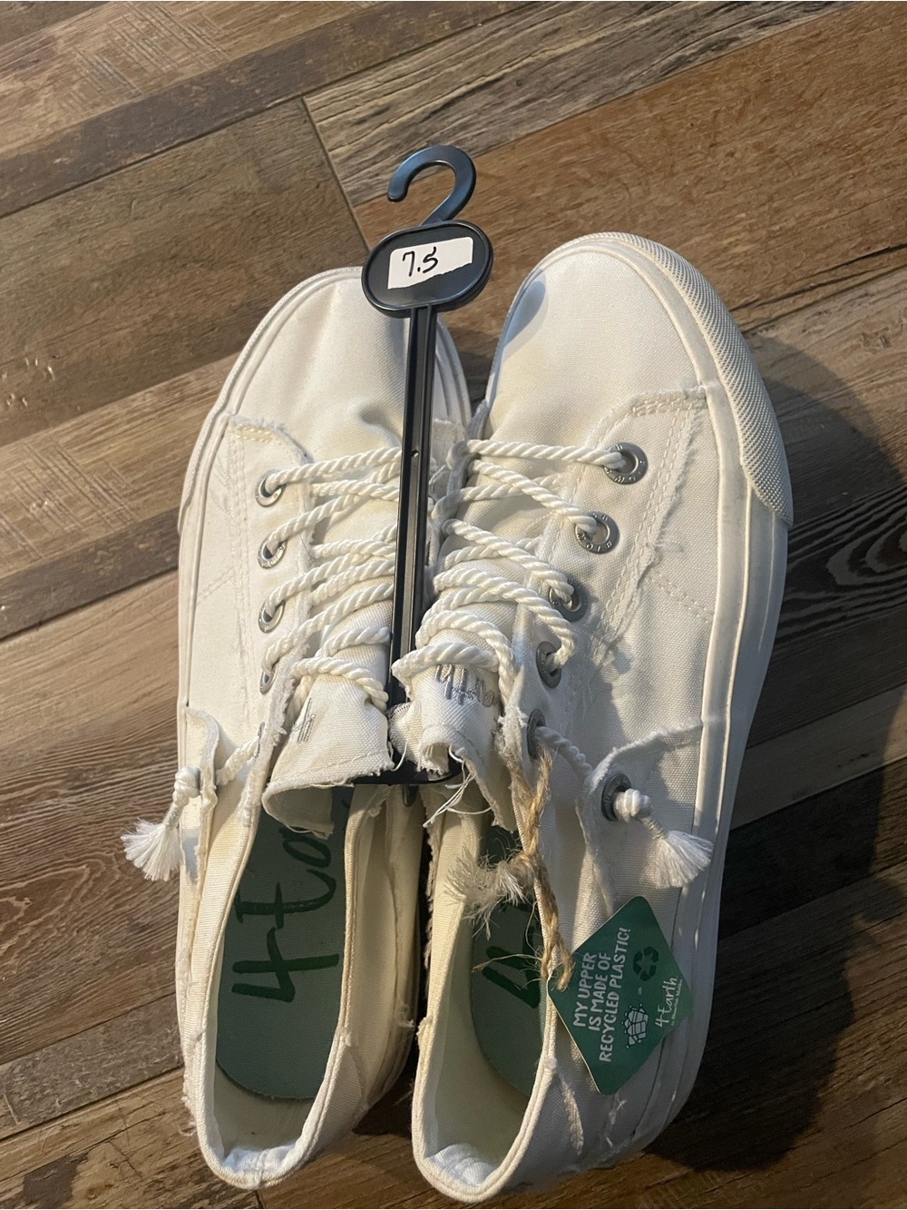 Earth White Canvas Low-Top Sneakers with Rope Laces…Price firm…LAST PAIR 7.5